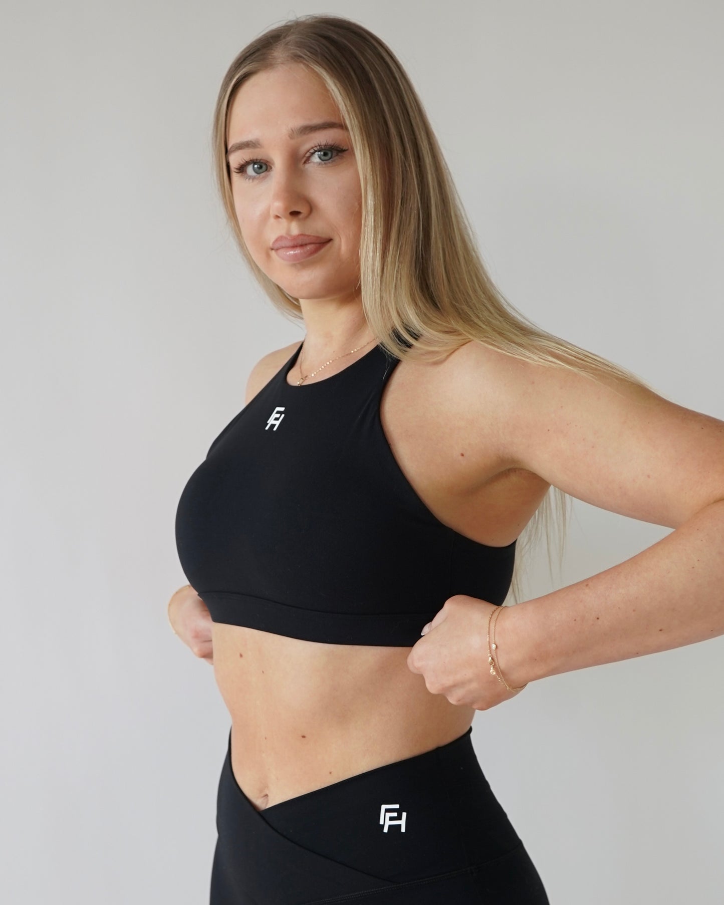 Everyday High-Neck Sports Bra - Black