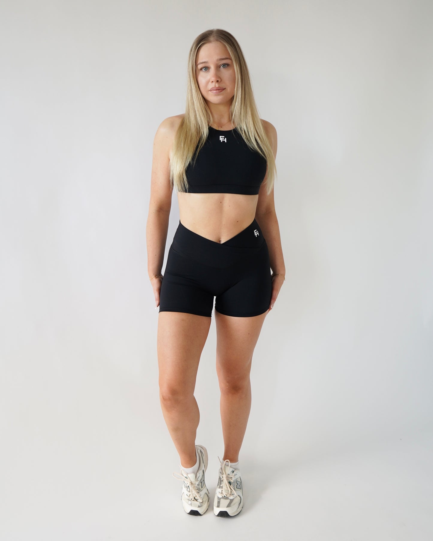 Everyday V-Waist Biker Shorts 6" - Black